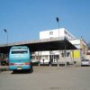 Polizei entfernt die Absperrung vor dem Bus-Terminal in Wladiwostok