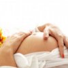 Am Tag der Sch"onheit schwangere Wladiwostok schm"ucken Bodypainting