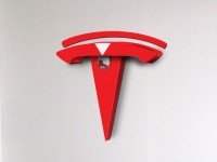 Производитель элетромобилей Tesla переманил к себе вице-президента Apple