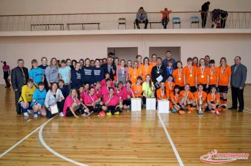 «Бригантина ДВФУ» стала серебряным призером Дальнего Востока по мини-футболу среди женских команд. Фото