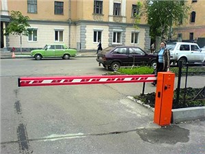 Власти Москвы не будут сносить установленные во дворах шлагбаумы - автоновости