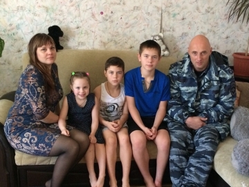 Сотрудники приморского ОМОН навестили семью погибшего сослуживца