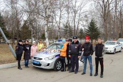 В Приморье юные инспекторы дорожного движения вручили водителям и пассажирам подарки-обереги