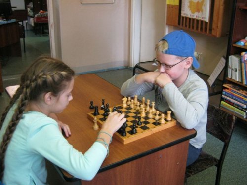 Занятия в «Школе юных шахматистов» проводят сами юные шахматисты