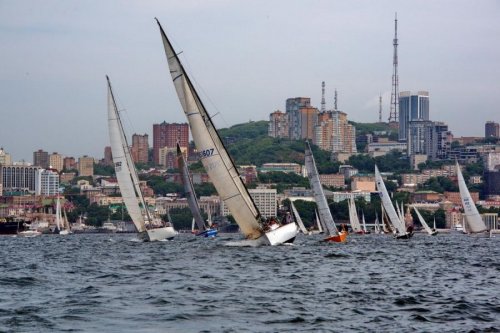 Яхтсмены поздравили Владивосток с днем рождения парусными гонками