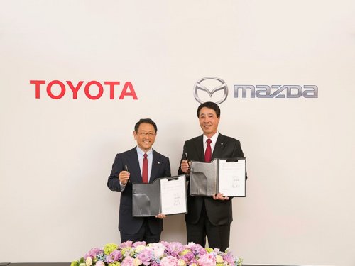 Toyota поможет Mazda разработать электромобили. И купит ее акции - автоновости