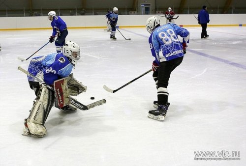 Юные хоккеисты тренируются в новой ледовой арене «Ice тигр»