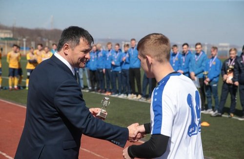 Андрей Тарасенко вручил награды победителям международного юношеского турнира по футболу