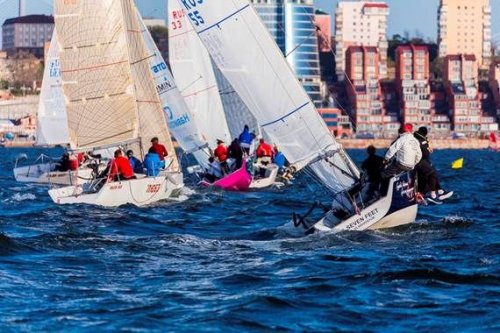 Яхтсмены Владивостока открыли сезон зрелищной гонкой
