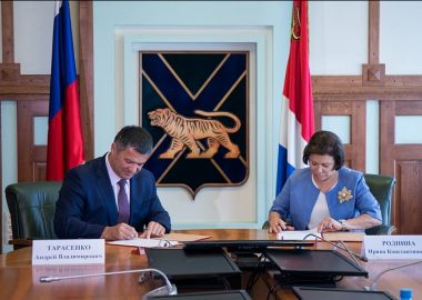 Андрей Тарасенко и Ирина Роднина подписали соглашение по развитию школьного спорта в Приморье