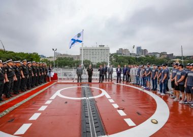 Хоккеисты «Адмирала» прошли «боевое крещение» на крейсере «Варяг»